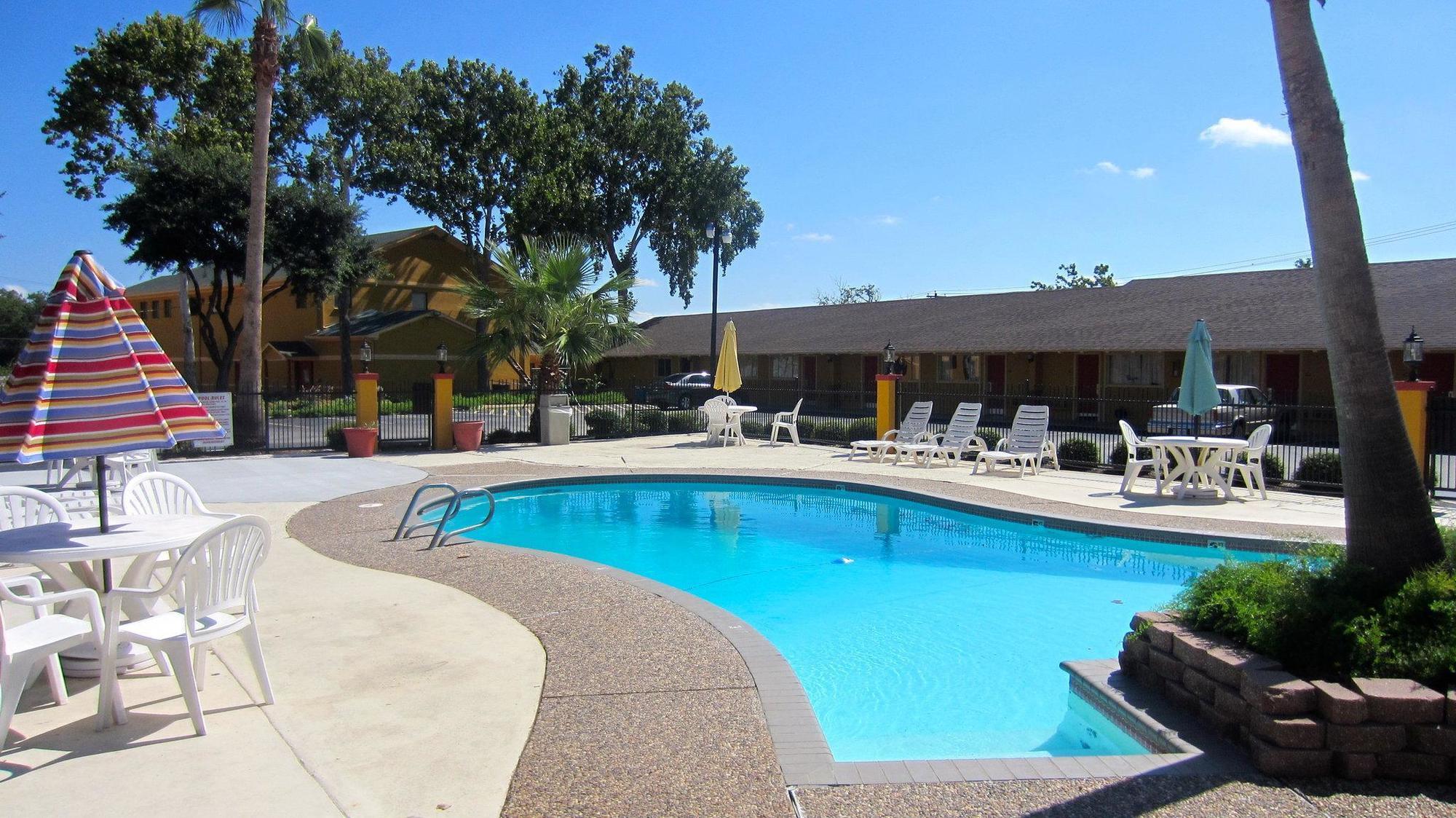 Americas Best Value Inn & Suites Brenham Buitenkant foto